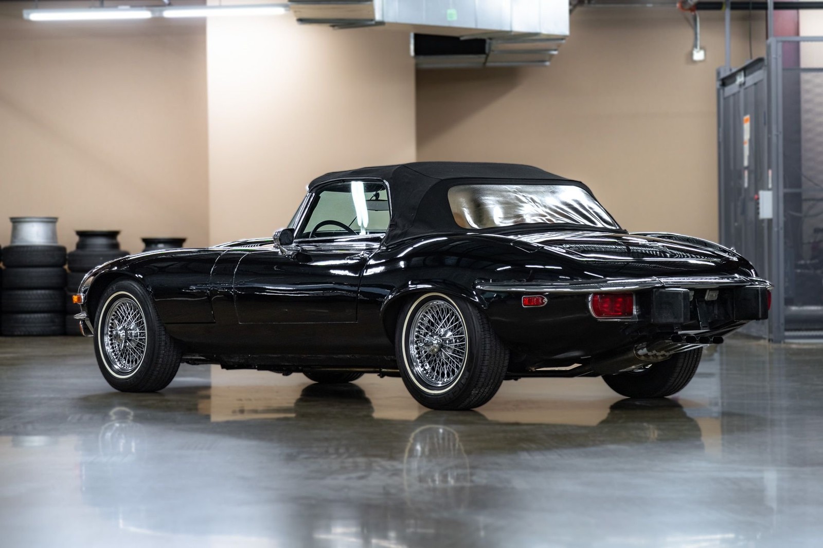 Jaguar-E-Type-1974-Convertible-3