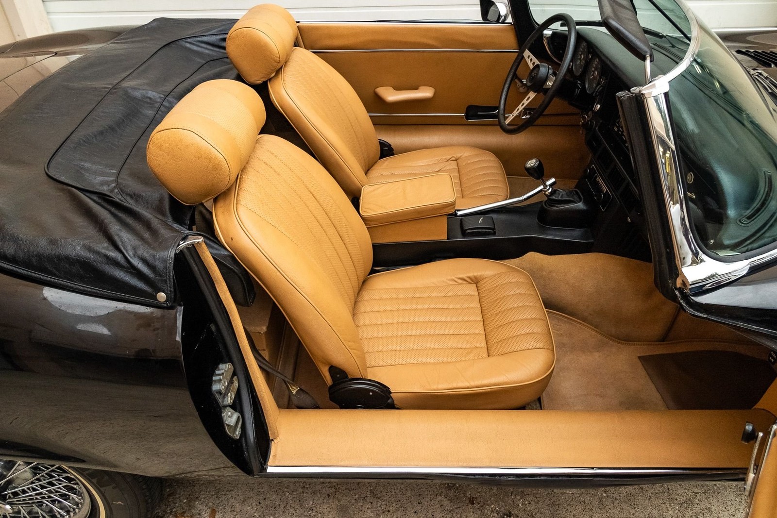 Jaguar-E-Type-1974-Convertible-31