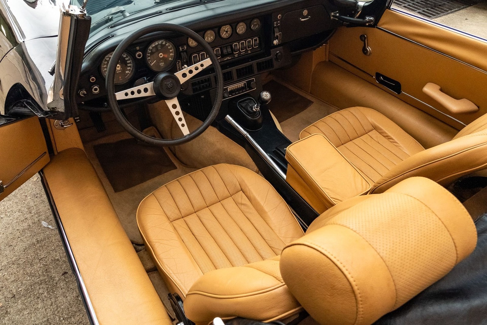 Jaguar-E-Type-1974-Convertible-32