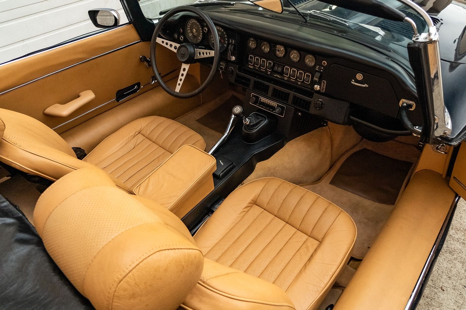 Jaguar-E-Type-1974-Convertible-33