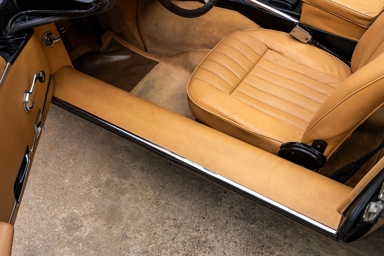 Jaguar-E-Type-1974-Convertible-37