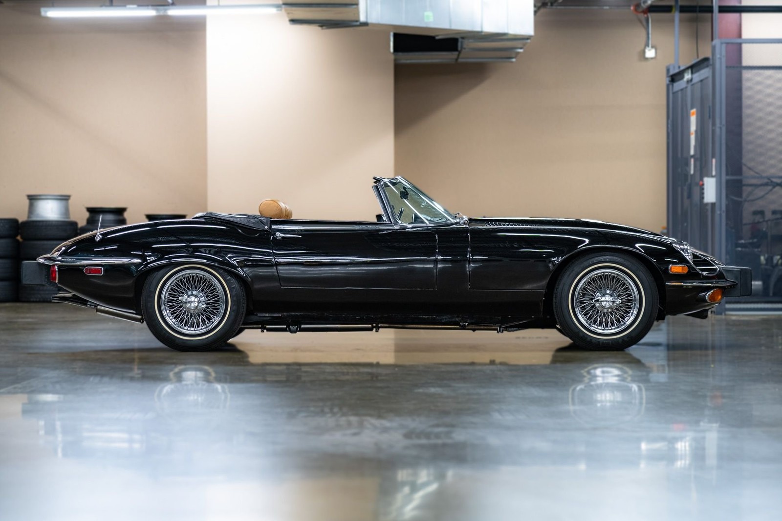 Jaguar-E-Type-1974-Convertible-7
