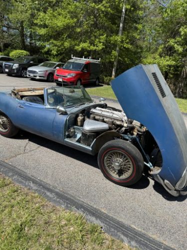 Jaguar-E-type-1966-24