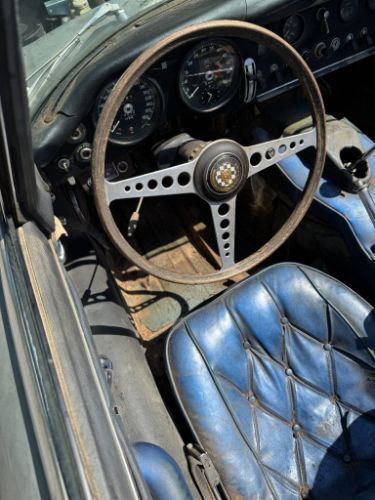 Jaguar-E-type-1966-26