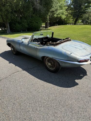 Jaguar-E-type-1966-5