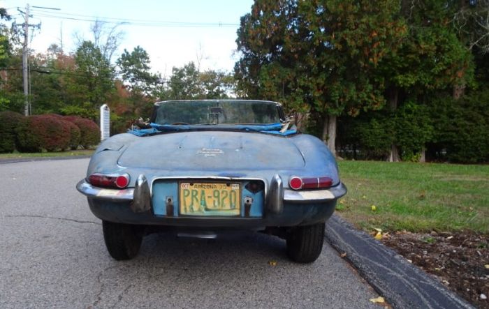 Jaguar-E-type-1966-9