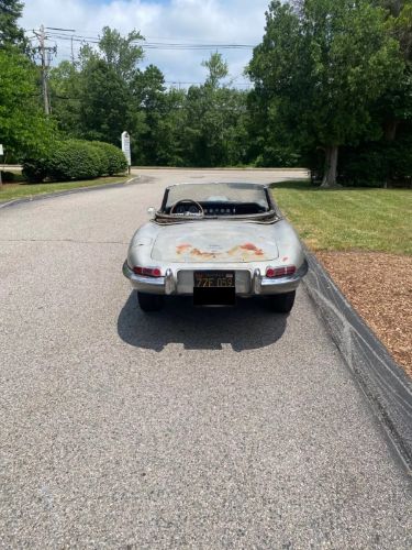 Jaguar-E-type-1967-5