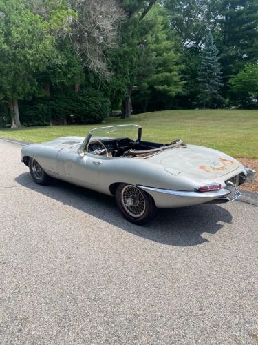Jaguar-E-type-1967-7