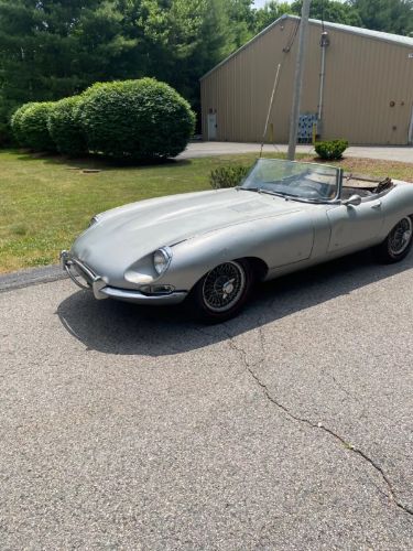 Jaguar-E-type-1967-8