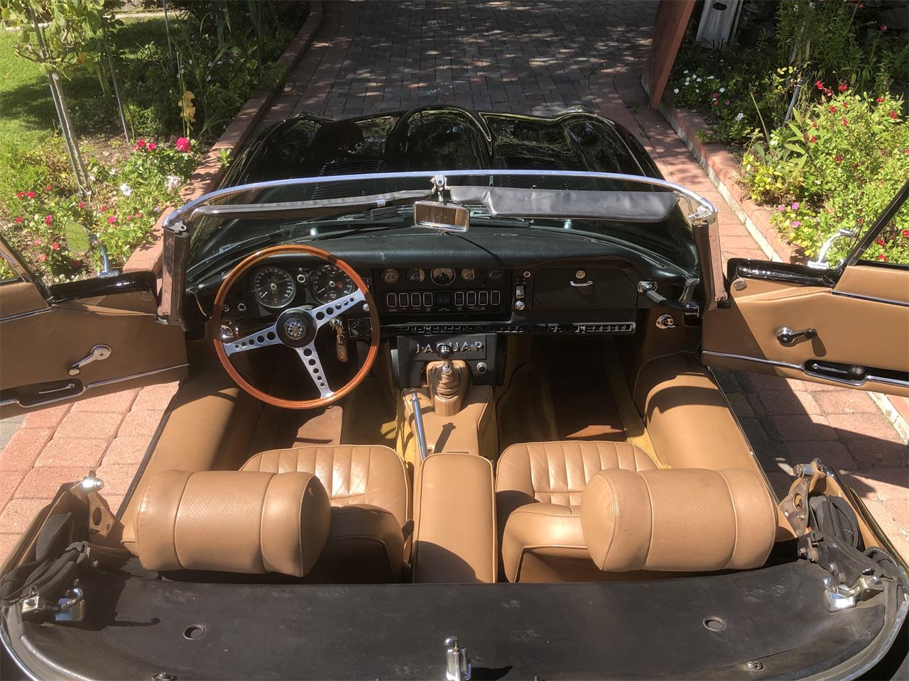 Jaguar-E-type-1971-Black-Biscuit-7