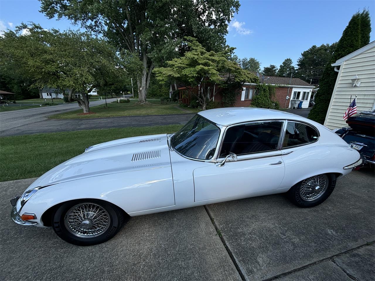 Jaguar-E-type-1973-White-Black-10
