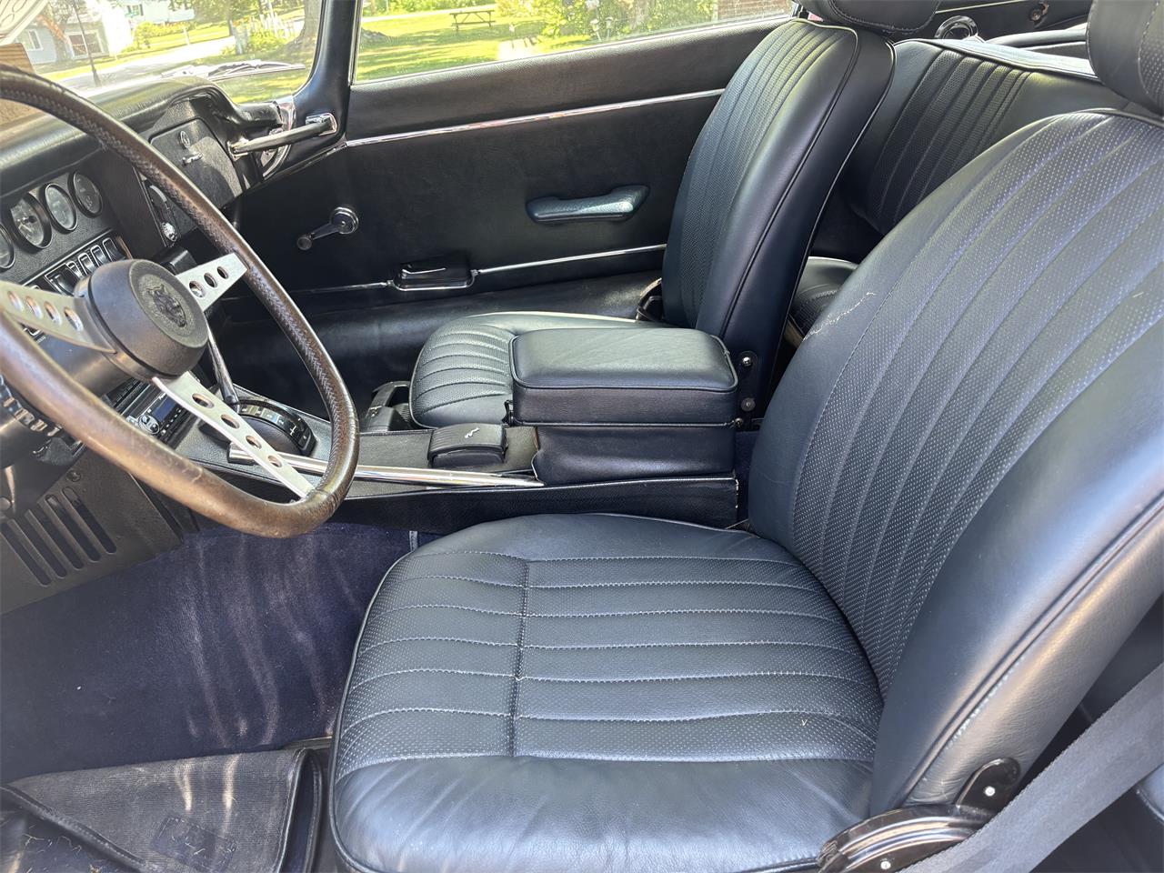 Jaguar-E-type-1973-White-Black-11