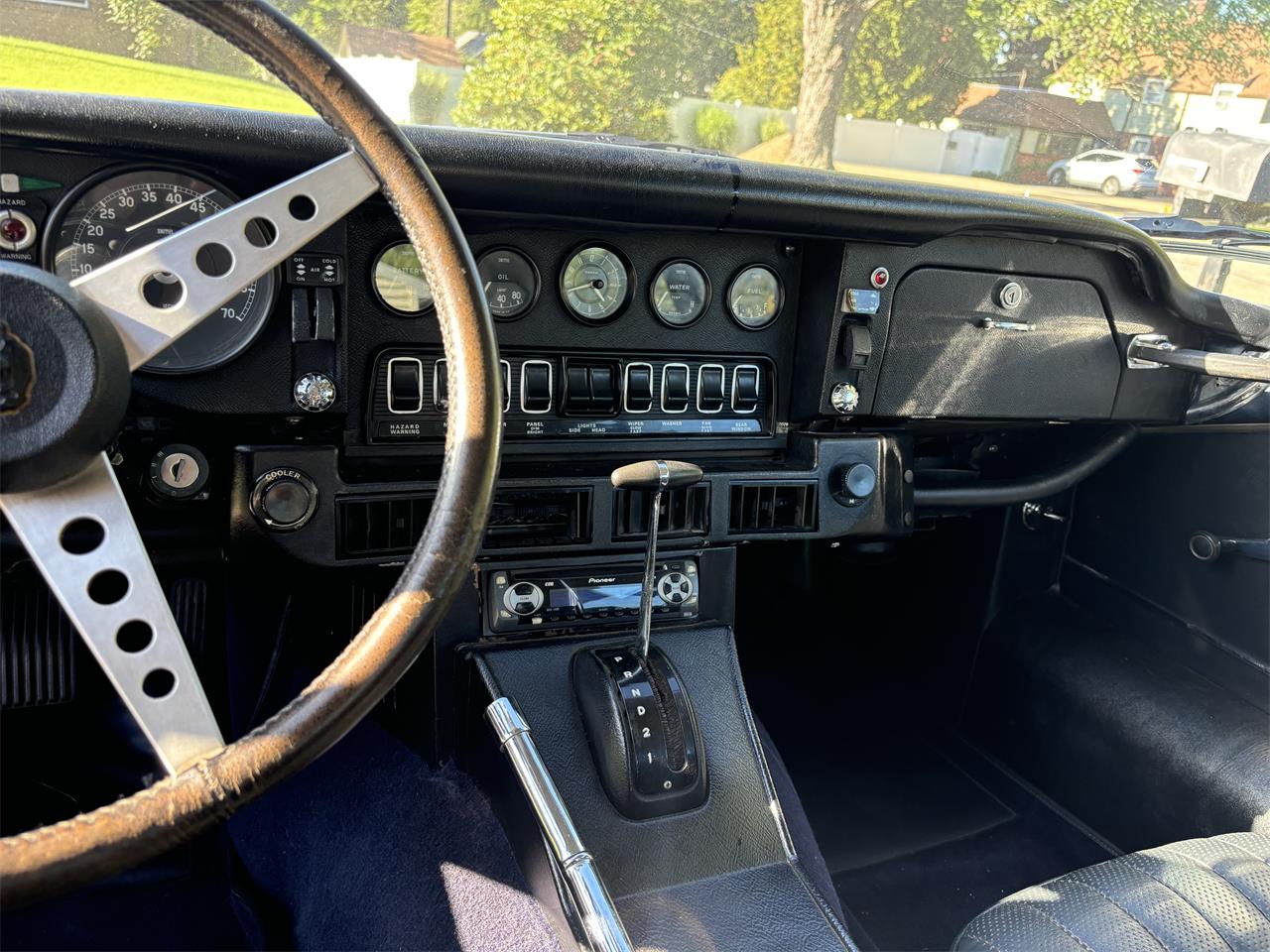 Jaguar-E-type-1973-White-Black-12