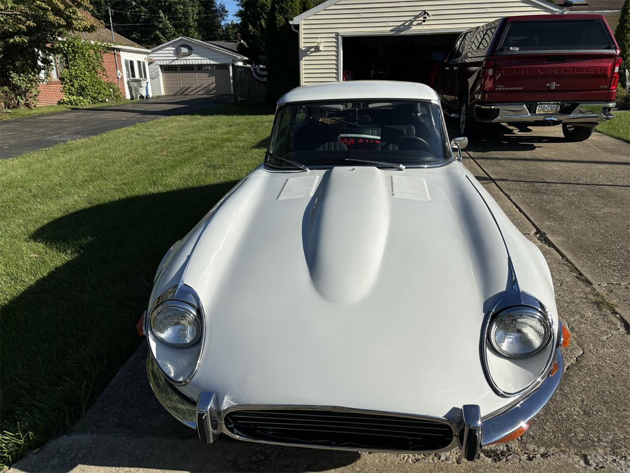 Jaguar-E-type-1973-White-Black-2