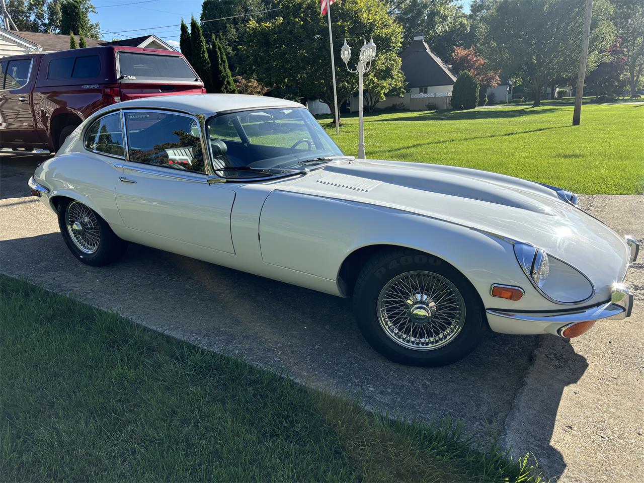 Jaguar-E-type-1973-White-Black-3