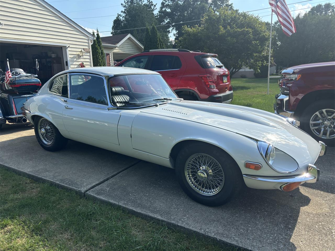 Jaguar-E-type-1973-White-Black-4