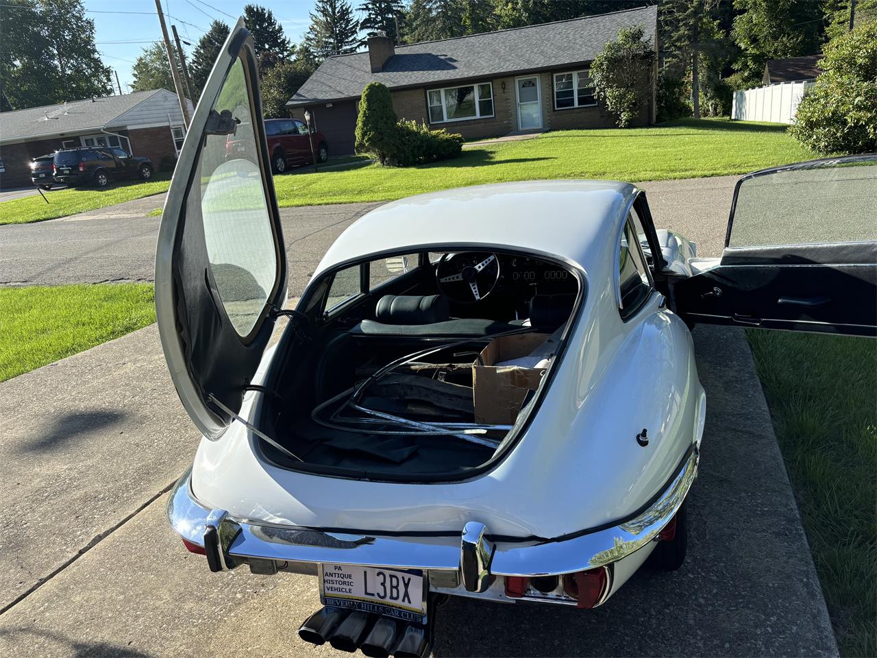 Jaguar-E-type-1973-White-Black-6