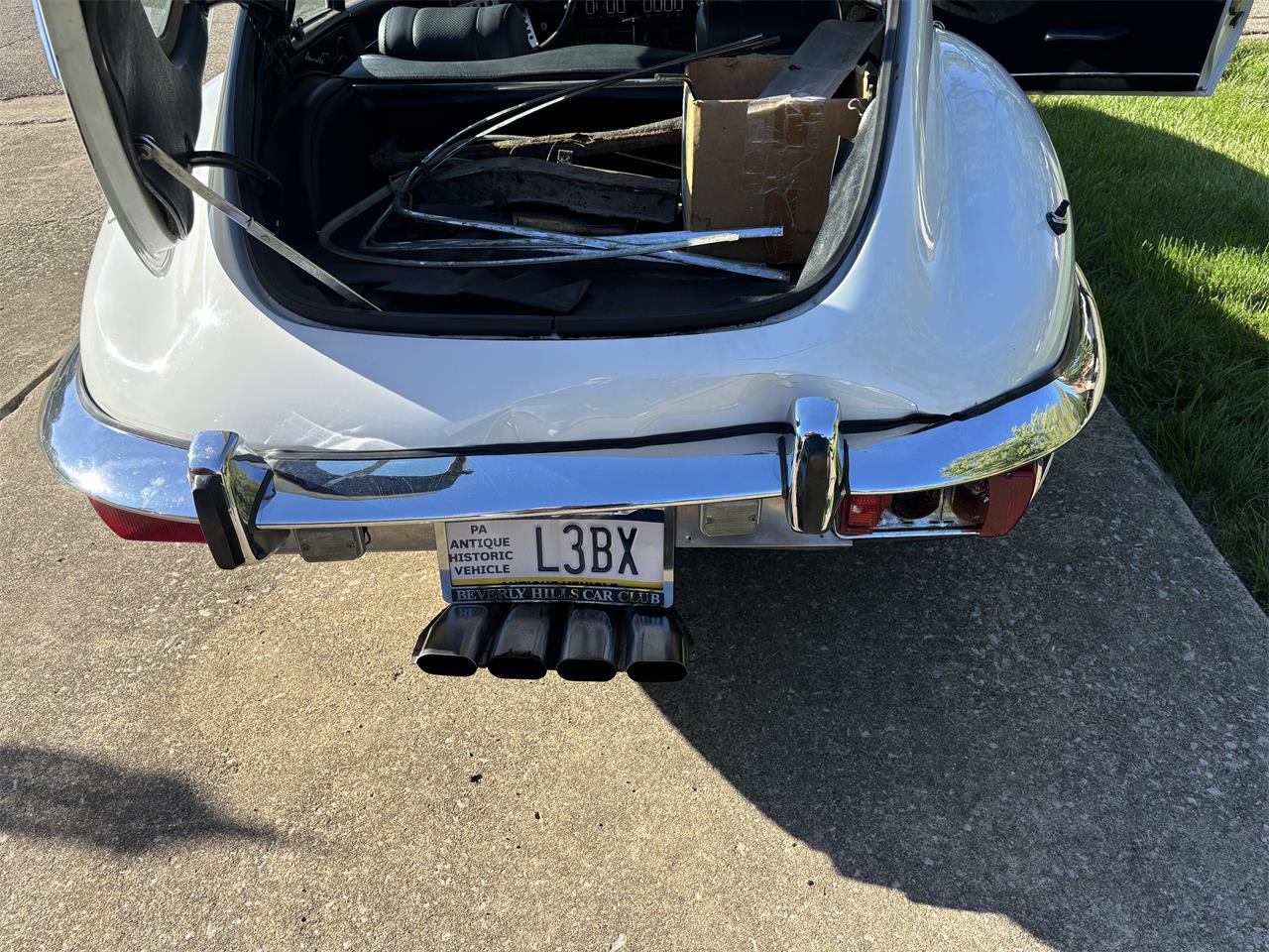 Jaguar-E-type-1973-White-Black-7