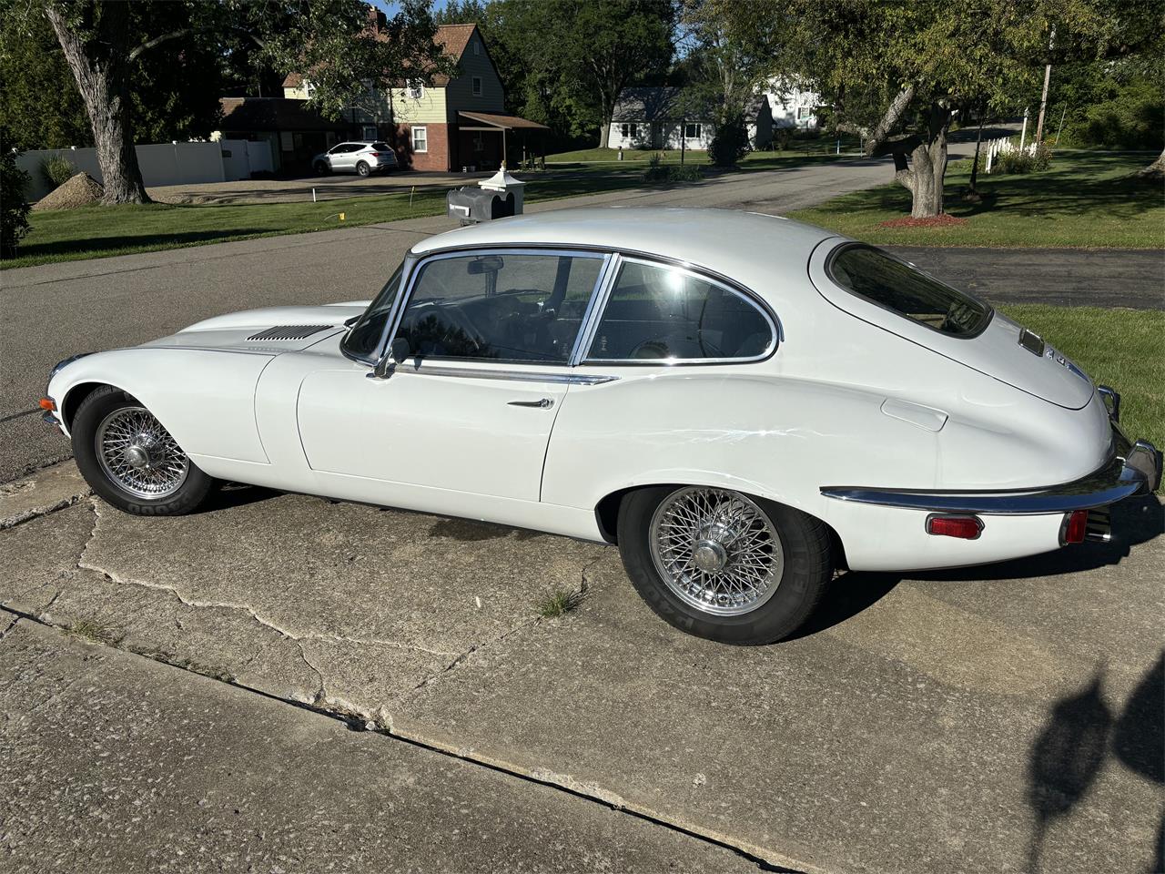 Jaguar-E-type-1973-White-Black-9