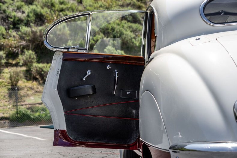 Jaguar-Mark-ix-1959-White-Black-34