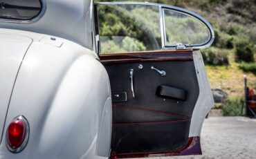 Jaguar-Mark-ix-1959-White-Black-40