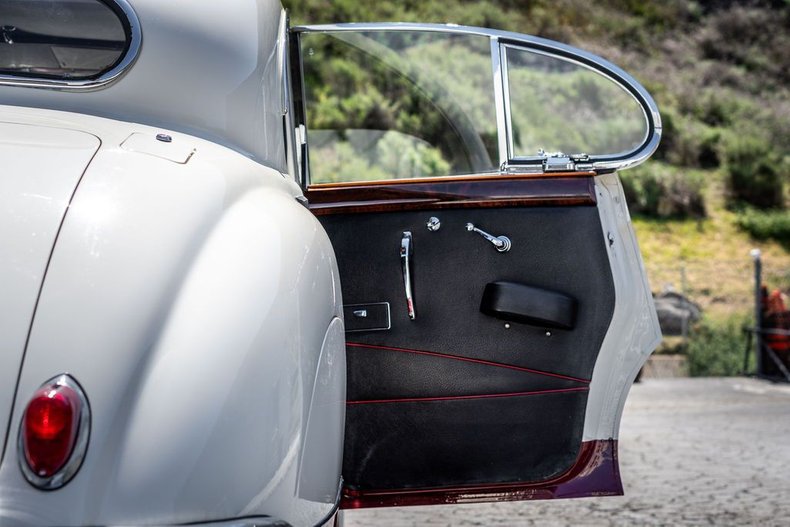 Jaguar-Mark-ix-1959-White-Black-40