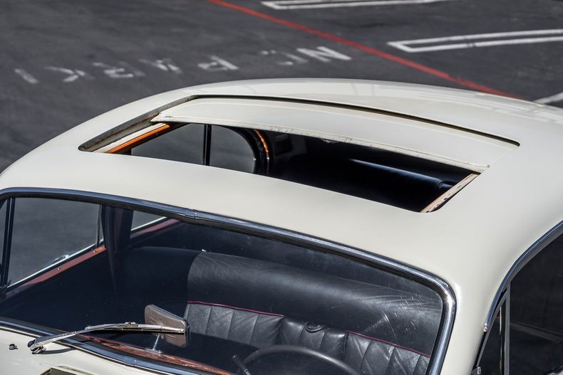 Jaguar-Mark-ix-1959-White-Black-8