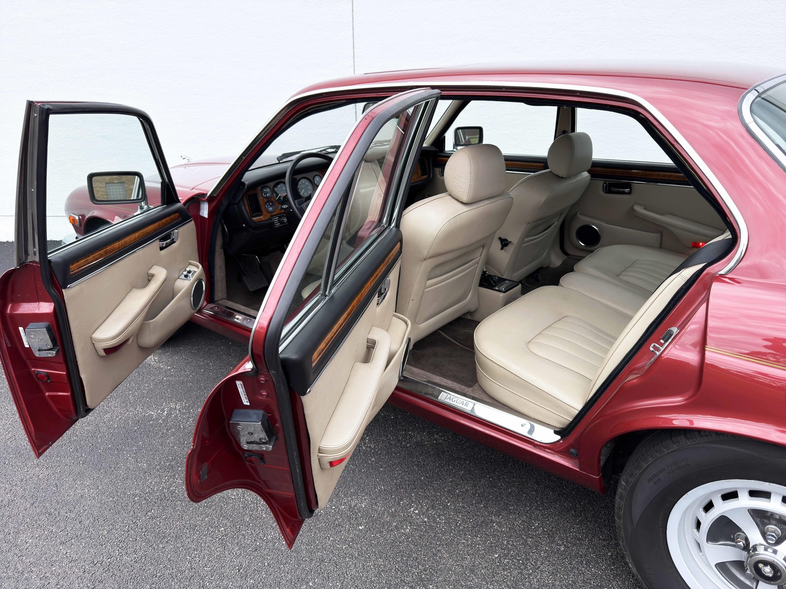 Jaguar-XJ-6-Series-III-1987-19