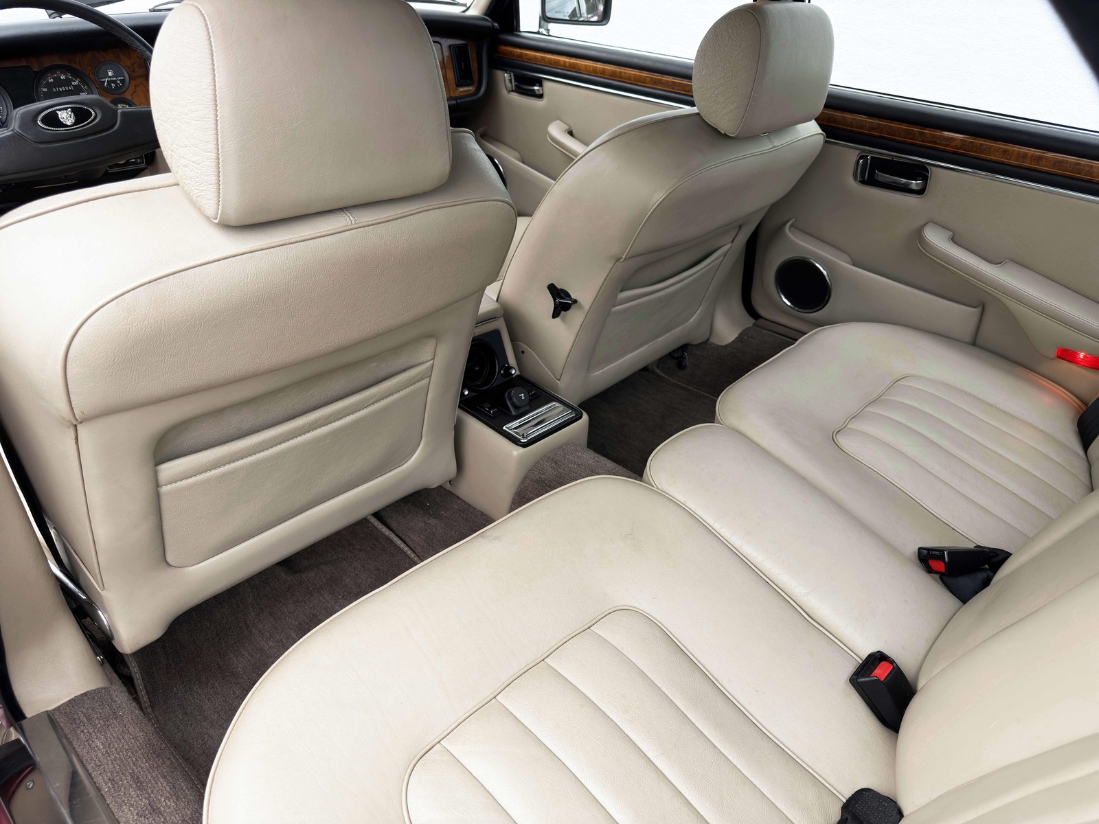 Jaguar-XJ-6-Series-III-1987-23
