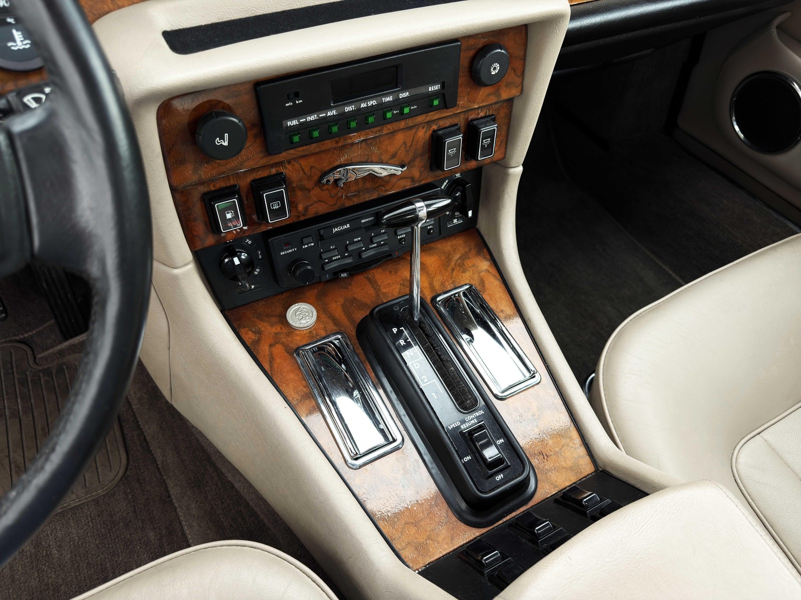 Jaguar-XJ-6-Series-III-1987-31
