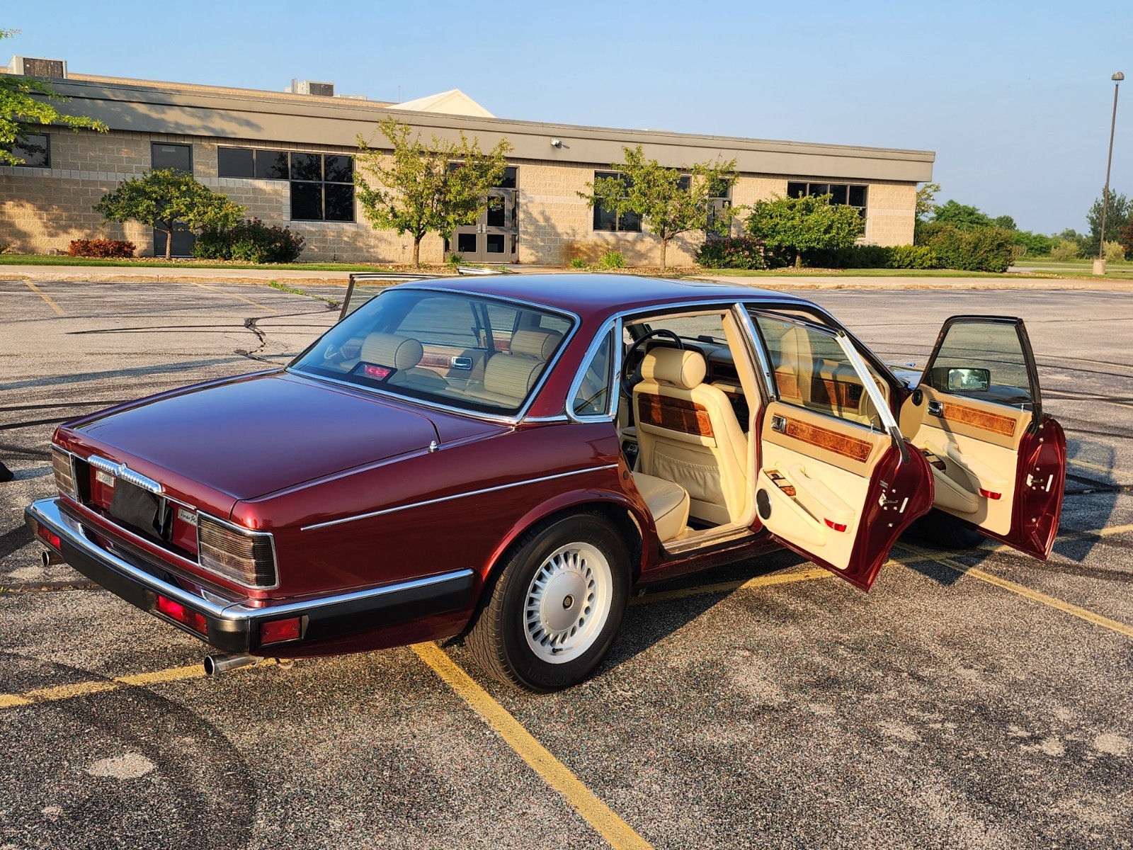 Jaguar-XJ6-1992-Sedan-11