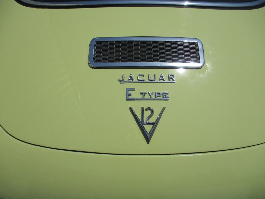 Jaguar-XKE-22-V12-1972-14