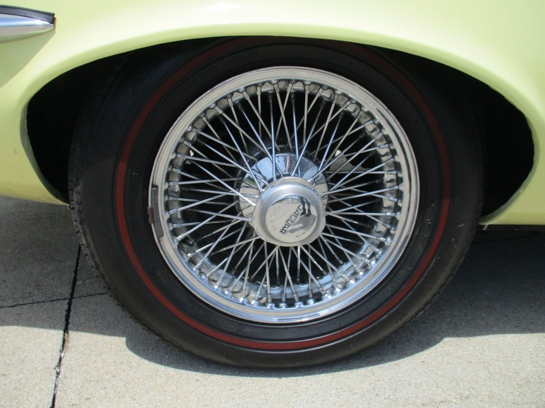 Jaguar-XKE-22-V12-1972-25