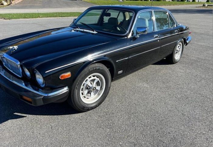 Jaguar-Xj-1987-Black-Tan-Leather