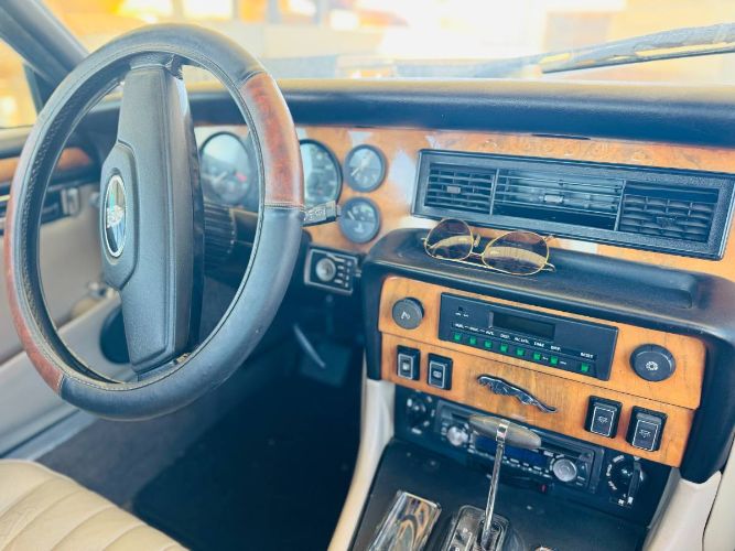 Jaguar-Xj12-1985-7