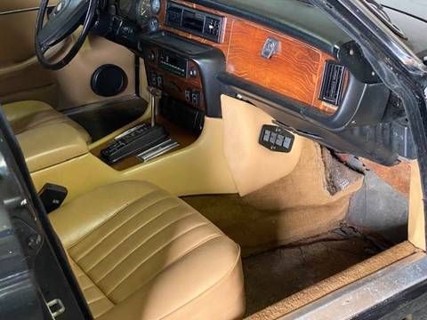 Jaguar-Xj6-1983-Black-10