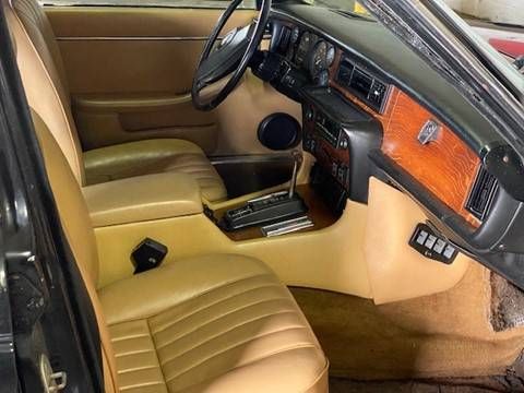 Jaguar-Xj6-1983-Black-11