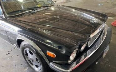 Jaguar-Xj6-1983-Black-3