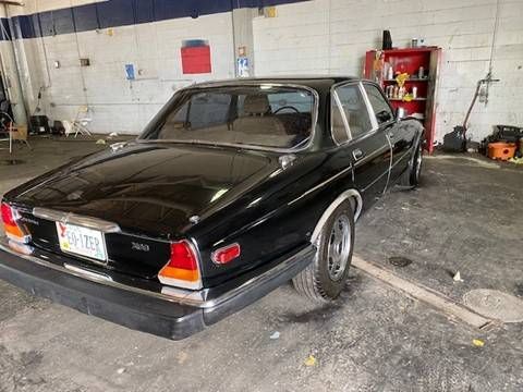 Jaguar-Xj6-1983-Black-9