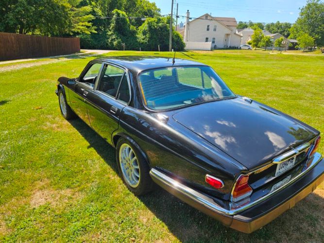 Jaguar-Xj6-1983-Black-Gray-1