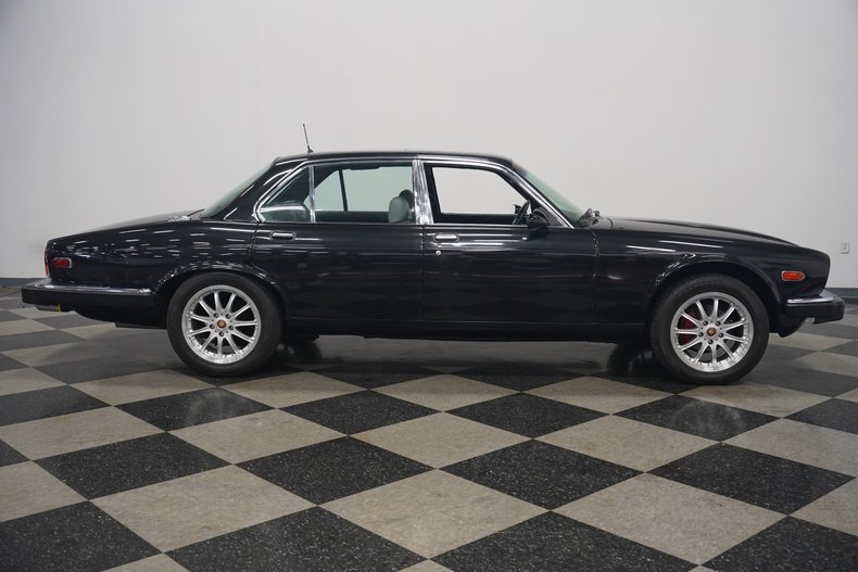Jaguar-Xj6-1983-Maraschino-Black-Biscuit-1