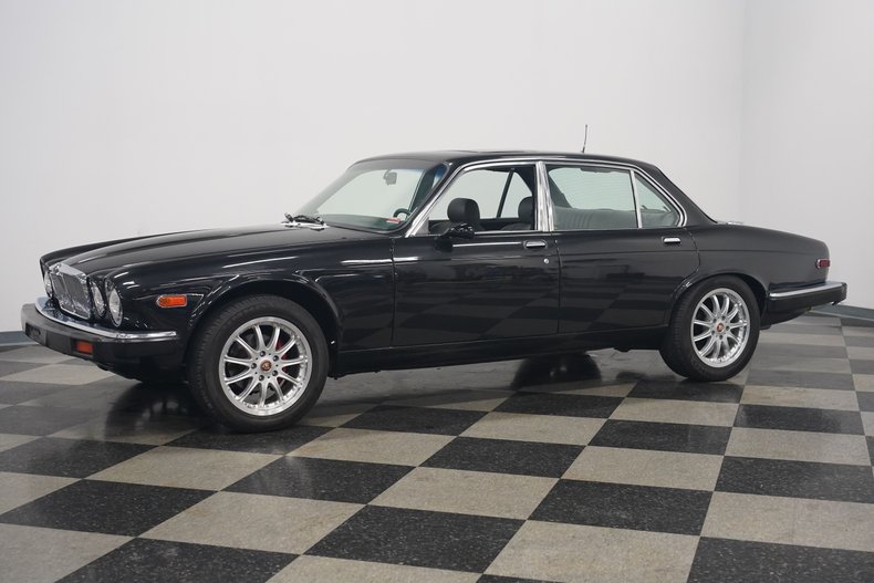 Jaguar-Xj6-1983-Maraschino-Black-Biscuit-14