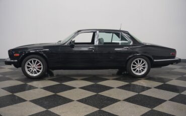 Jaguar-Xj6-1983-Maraschino-Black-Biscuit-15