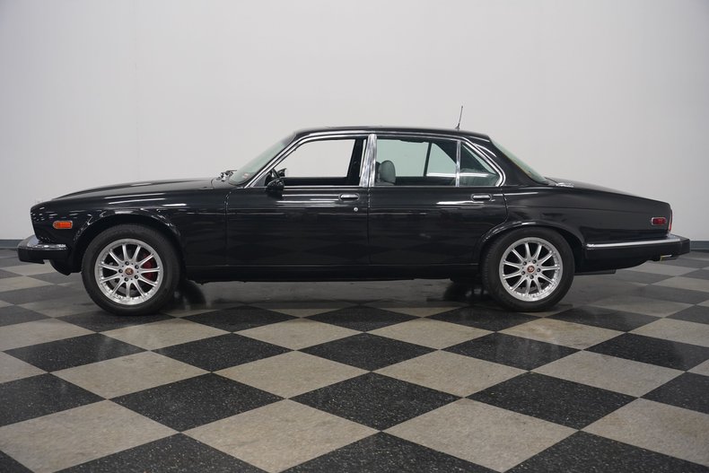 Jaguar-Xj6-1983-Maraschino-Black-Biscuit-15