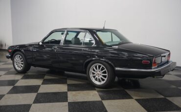 Jaguar-Xj6-1983-Maraschino-Black-Biscuit-17