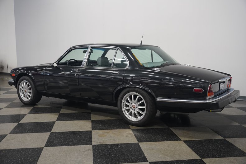 Jaguar-Xj6-1983-Maraschino-Black-Biscuit-17