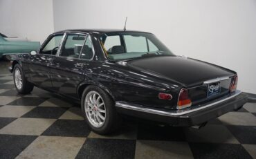 Jaguar-Xj6-1983-Maraschino-Black-Biscuit-18