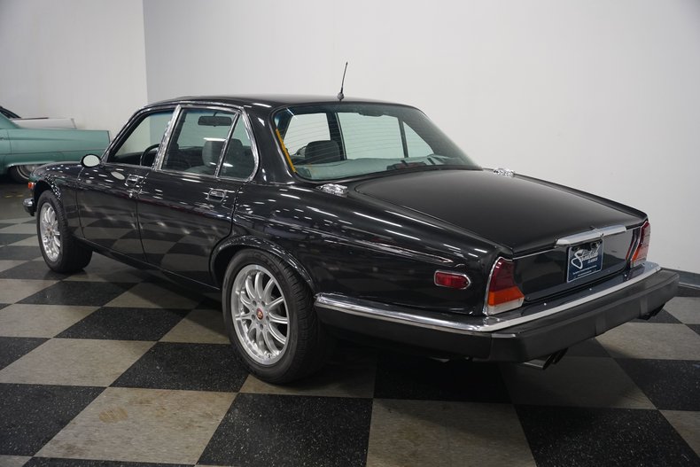 Jaguar-Xj6-1983-Maraschino-Black-Biscuit-18