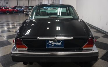 Jaguar-Xj6-1983-Maraschino-Black-Biscuit-19