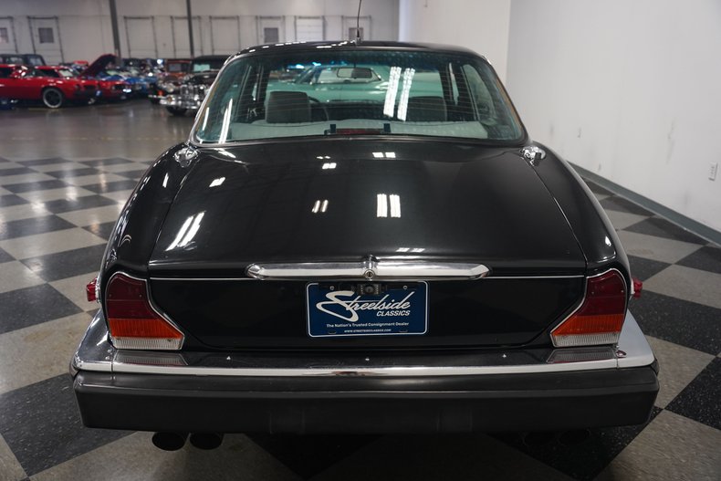 Jaguar-Xj6-1983-Maraschino-Black-Biscuit-19